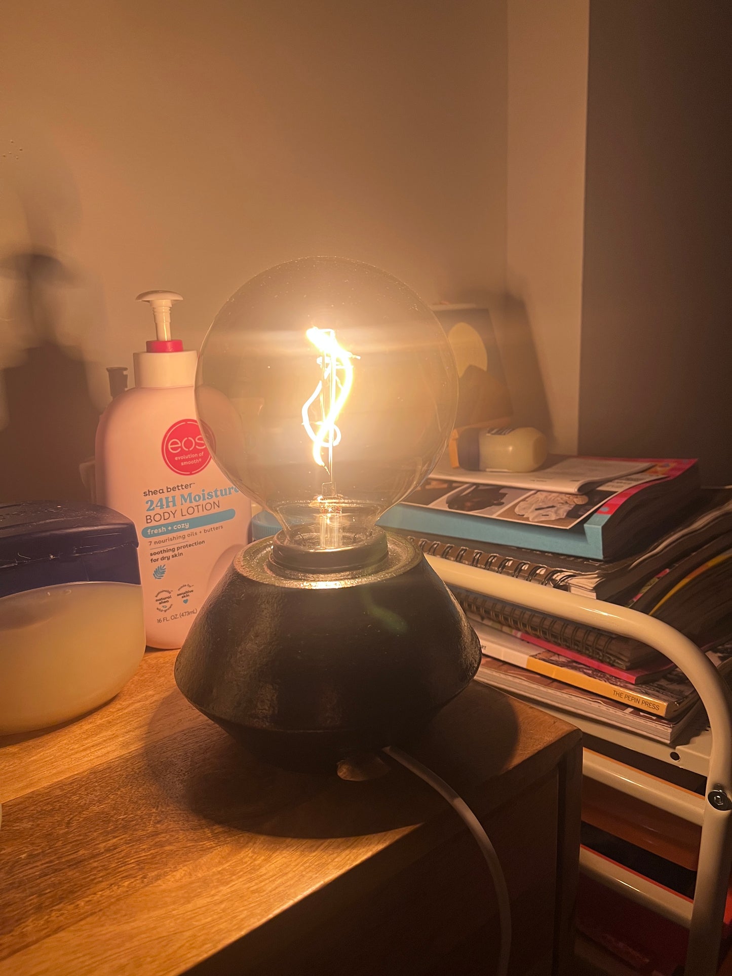 Spaceship table lamp